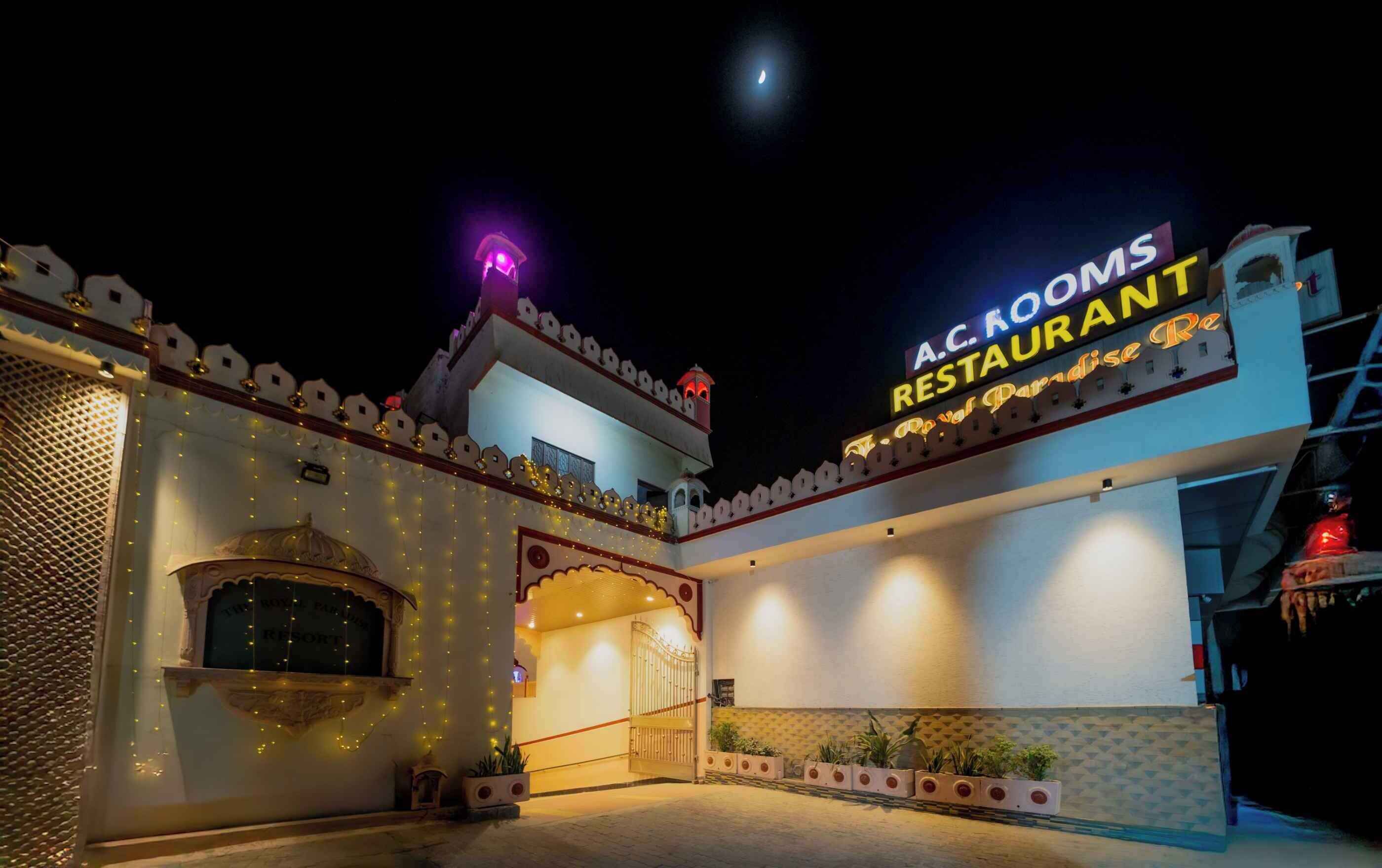 A.C. Rooms restaurang har en traditionell arkitektonisk stil och kännetecknas av en framträdande skylt och dekorativ belysning.