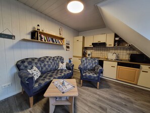 TV, books - Cozy vacation apartment on Borkum. Close to the south beach! (Nordseebad Borkum)