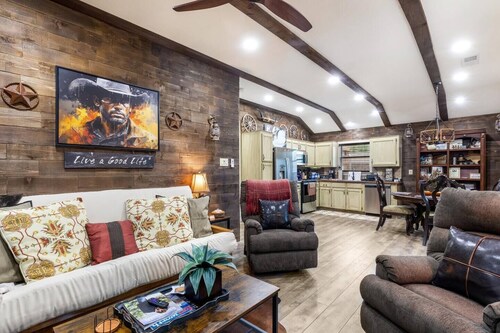 Stockyards 5 mins!-New!-Sleeps 8. Cowboy Bungalow, TCU close by