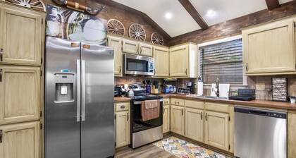 Stockyards 5 mins!-New!-Sleeps 8. Cowboy Bungalow, TCU close by