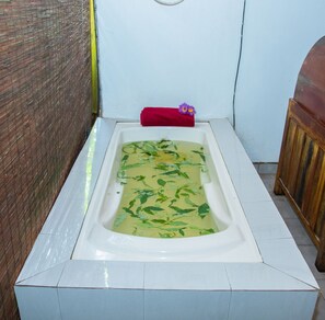 Kroppsbehandlinger, kroppsinnpakning og kroppsskrubb