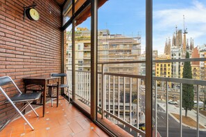 Interior - Stunning 5BR Apt with Sagrada Familia Views & Terrace - Ideal for Groups & Remote Work (Barcelona)