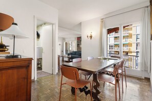 Dining - Stunning 5BR Apt with Sagrada Familia Views & Terrace - Ideal for Groups & Remote Work (Barcelona)