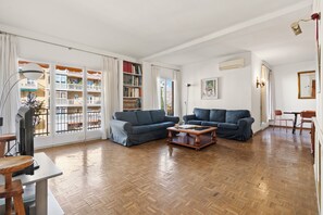 TV - Stunning 5BR Apt with Sagrada Familia Views & Terrace - Ideal for Groups & Remote Work (Barcelona)