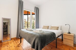 5 bedrooms, desk, iron/ironing board, free WiFi - Stunning 5BR Apt with Sagrada Familia Views & Terrace - Ideal for Groups & Remote Work (Barcelona)