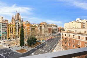 Property grounds - Stunning 5BR Apt with Sagrada Familia Views & Terrace - Ideal for Groups & Remote Work (Barcelona)