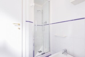 Douche, articles de toilette (gratuits), séchoir à cheveux, bidet