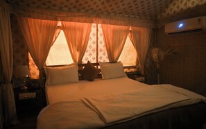Tenda Deluks | Seprai premium, selimut bulu angsa, busa memori, dan meja kerja