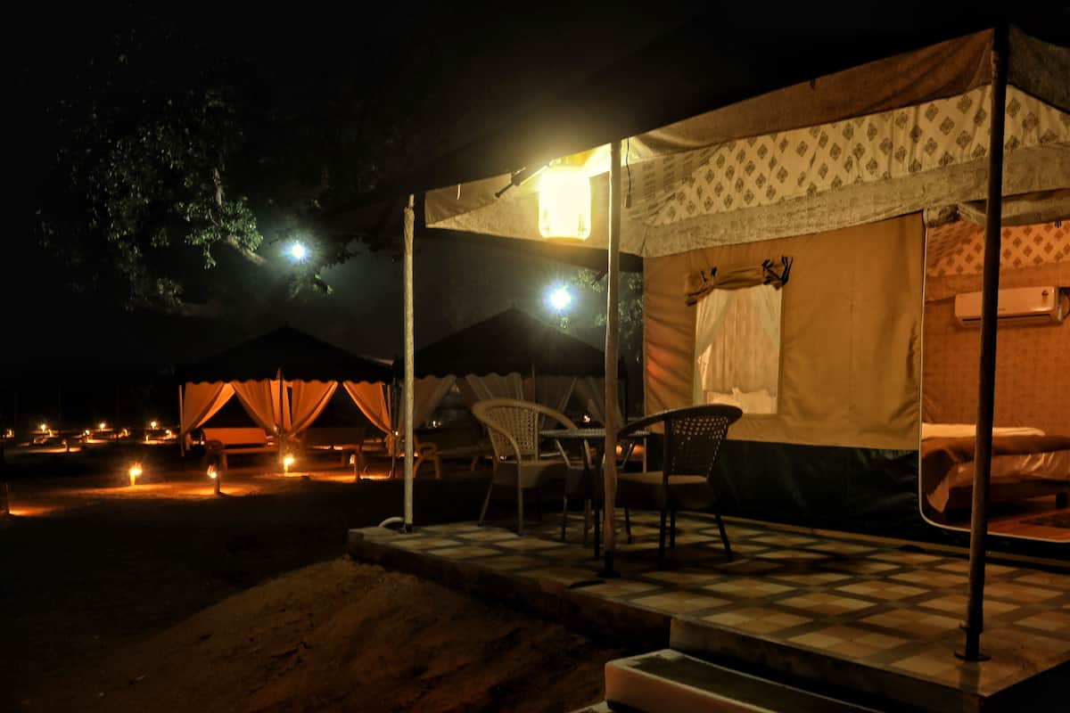 Deluxe Tent | Living area | 40-cm flat-screen TV with cable channels