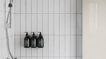 Douche, articles de toilette écologiques, sèche-cheveux