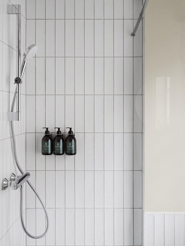 Regadera, amenidades de baño ecológicas, secadora de cabello, toallas