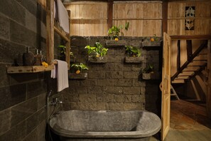 Villa, Gartenblick | Badezimmer