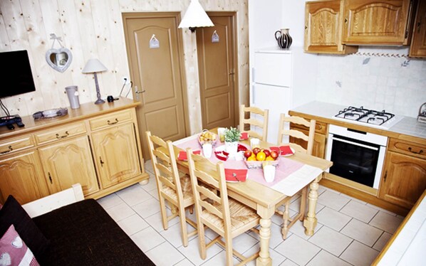 Kühlschrank, Mikrowelle, Ofen, Geschirrspüler