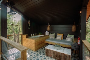 Tina de hidromasaje al aire libre