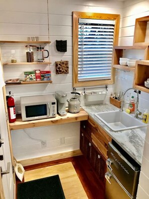 Mikrovågsugn, spishäll, kaffe- och tebryggare och grytor/köksredskap