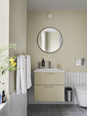 Douche, articles de toilette écologiques, sèche-cheveux