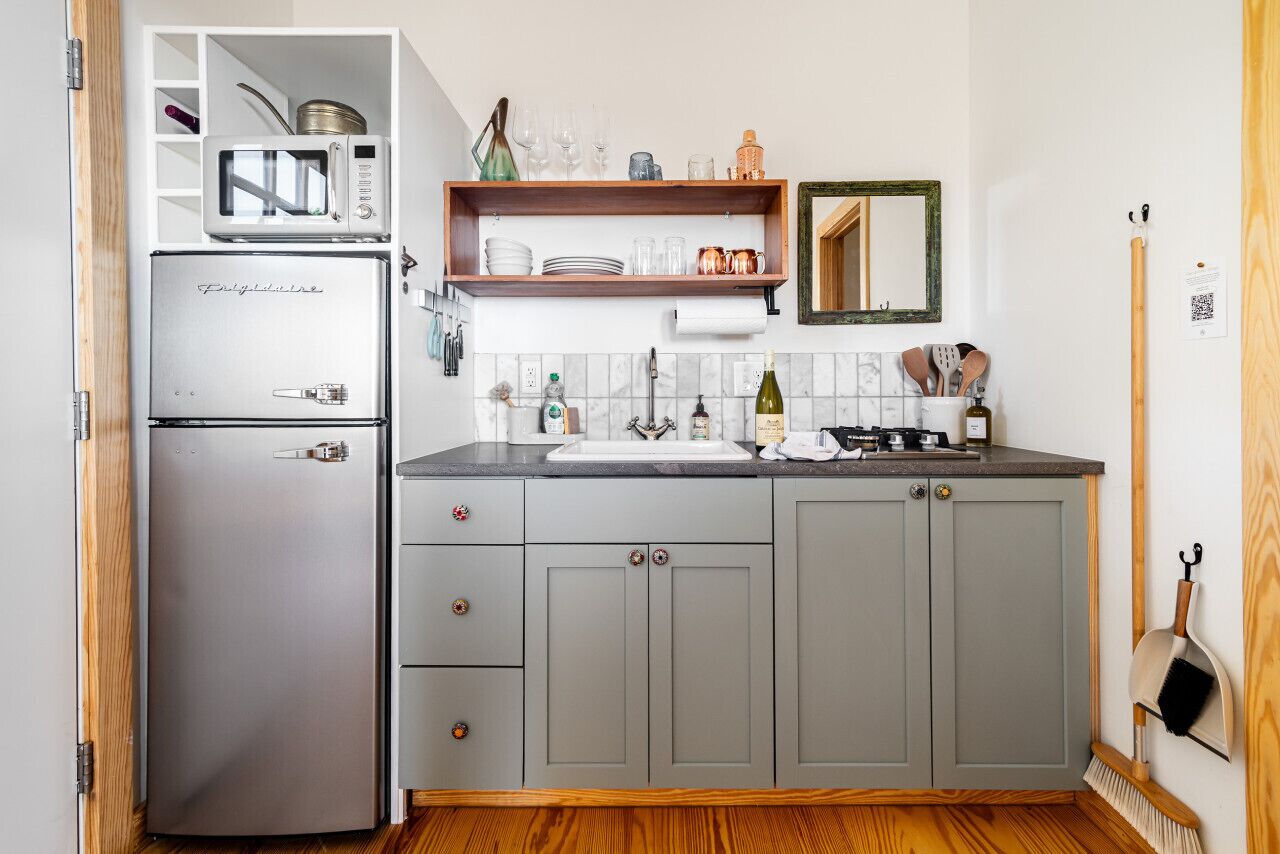 Frigorifero, microonde, macchina per tè/caffè, tostapane