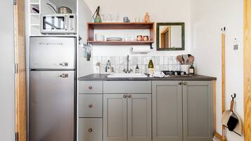 Frigorifero, microonde, macchina per tè/caffè, tostapane