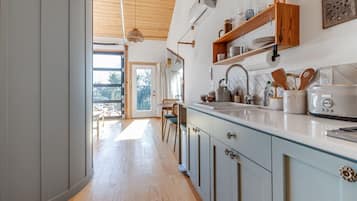 Kühlschrank, Mikrowelle, Wasserkocher mit Kaffee-/Teezubehör, Toaster