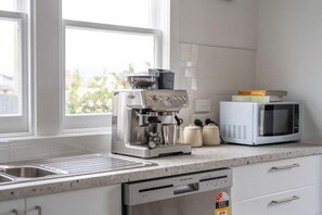 Kjøleskap, mikrobølgeovn, ovn og kokeplater