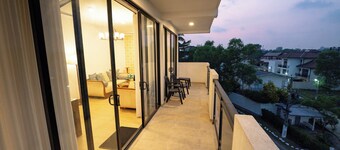 Urban 2 Bed Room Flat with View