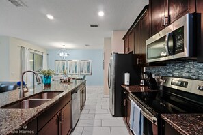 Geladeira, micro-ondas, fogão, cooktop