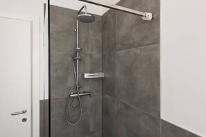 Douche, sèche-cheveux, bidet, serviettes fournies
