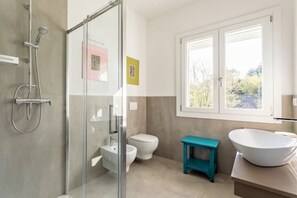 Douche, sèche-cheveux, bidet, serviettes fournies