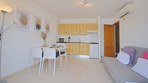 Living area - Perleta - Apartment with sea views and communal pool in Mallorca (Capdepera)