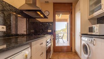 Een koelkast, een magnetron, een oven, een vaatwasser