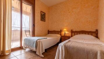 4 slaapkamers, een bureau, een strijkplank/strijkijzer, wifi