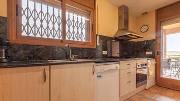 Een koelkast, een magnetron, een oven, een vaatwasser