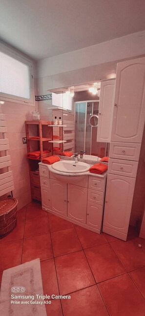 Hair dryer, towels, soap, toilet paper - Palais des Festivals, Embarcadère Pour les Iles de Lérins et Plages à 20mn (Le Cannet)