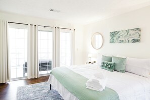 3 quartos, escrivaninha, ferros/tábuas de passar roupa