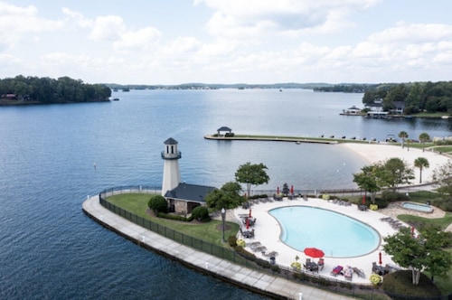 Spacious 3BR Retreat | Walk to the Water