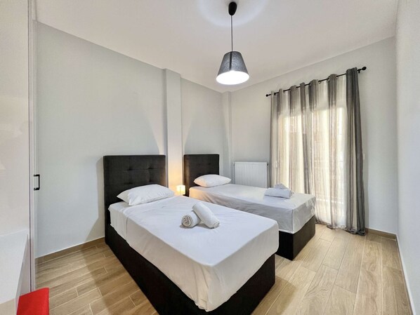 Desk, iron/ironing board, WiFi, bed sheets - Cassandra: Elegant City Centre home (Thessaloniki)