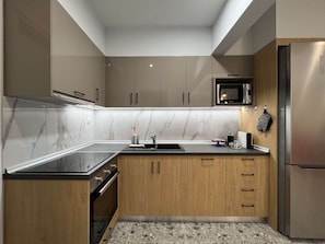 Fridge, oven, stovetop, dishwasher - Cassandra: Elegant City Centre home (Thessaloniki)