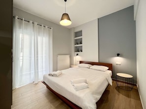Desk, iron/ironing board, WiFi, bed sheets - Cassandra: Elegant City Centre home (Thessaloniki)