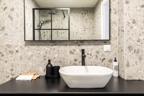 Dusche, Haartrockner, Handtücher