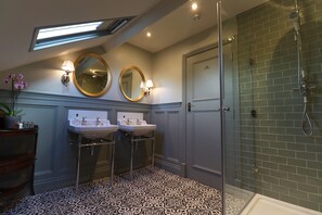 Habitación clásica doble | Baño | Ducha, cabezal de ducha tipo lluvia, secador de pelo y toallas