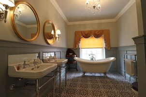 Deluxe Double Room | Bathroom | Shower, rainfall showerhead, hair dryer, towels