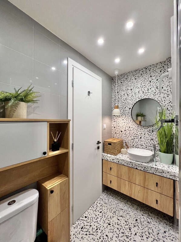 Shower, hair dryer, towels