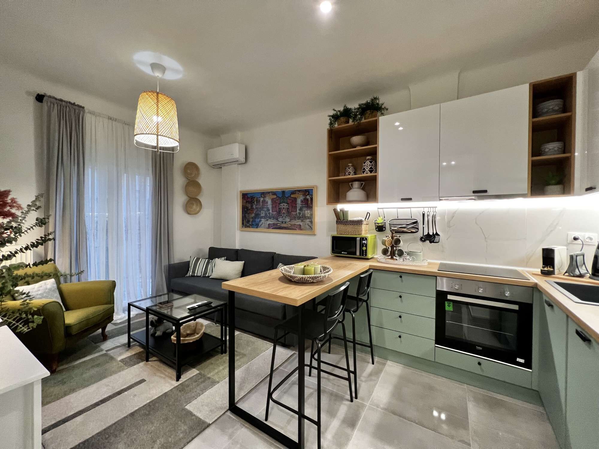 Kühlschrank, Ofen, Herdplatte, Wasserkocher mit Kaffee-/Teezubehör