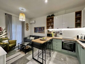 Kjøleskap, ovn, kokeplater og kaffetrakter/tekoker