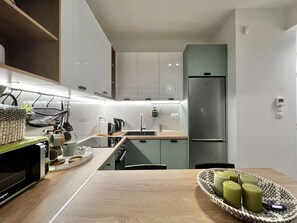 Refrigerador, horno, parrilla de estufa y cafetera y tetera