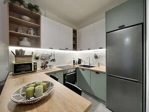 Kühlschrank, Ofen, Herdplatte, Wasserkocher mit Kaffee-/Teezubehör