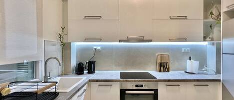 Fridge, oven, stovetop, coffee/tea maker