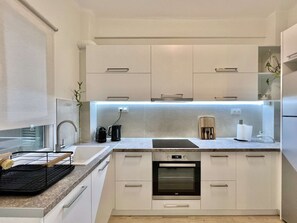 Kühlschrank, Ofen, Herdplatte, Wasserkocher mit Kaffee-/Teezubehör