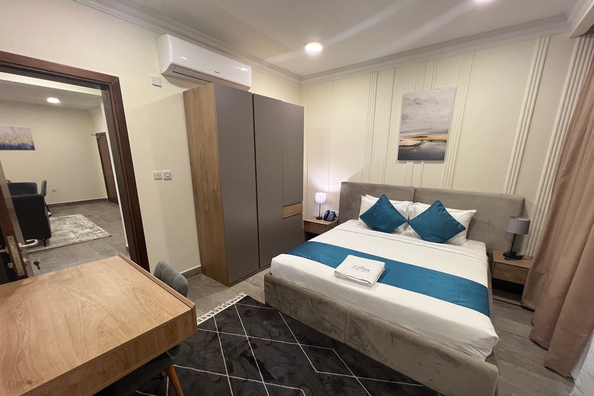 1 habitación, tabla de planchar con plancha, wifi gratis y ropa de cama