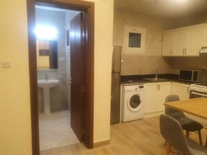 华丽公寓 | 私人厨房 | 冰箱、微波炉、炉灶、电热水壶